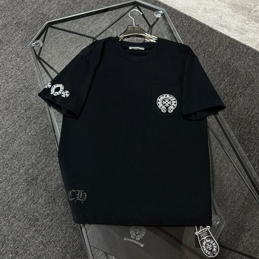 P180 Chrome Hearts Chrome Hearts 25 high version. The fabric is made of 300 grams of high-density cotton. It does not deform or shrink. It has three labels. It is the same style for men and women. Technology: Digital printing. Color: White. Black. SIZE: S-XL.